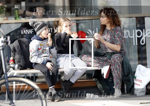 Amsterdam 30 maart 2019
Katja Schuurman eet ijsje met haar dochter Sammie en neefje Chico Toonen ( dochter Birgit Schuurman en ex man Arne Toonen)
