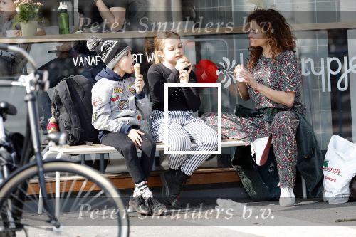 Amsterdam 30 maart 2019
Katja Schuurman eet ijsje met haar dochter Sammie en neefje Chico Toonen ( dochter Birgit Schuurman en ex man Arne Toonen)