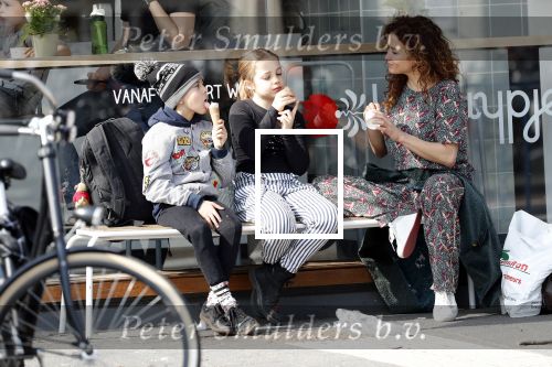 Amsterdam 30 maart 2019
Katja Schuurman eet ijsje met haar dochter Sammie en neefje Chico Toonen ( dochter Birgit Schuurman en ex man Arne Toonen)