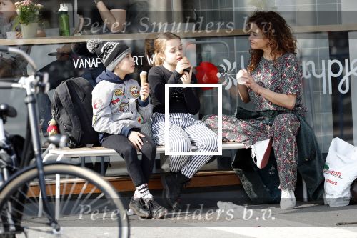 Amsterdam 30 maart 2019
Katja Schuurman eet ijsje met haar dochter Sammie en neefje Chico Toonen ( dochter Birgit Schuurman en ex man Arne Toonen)