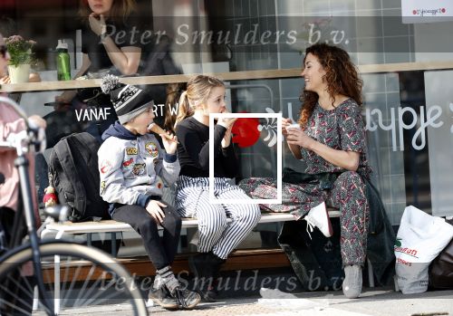 Amsterdam 30 maart 2019
Katja Schuurman eet ijsje met haar dochter Sammie en neefje Chico Toonen ( dochter Birgit Schuurman en ex man Arne Toonen)