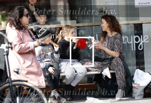Amsterdam 30 maart 2019
Katja Schuurman eet ijsje met haar dochter Sammie en neefje Chico Toonen ( dochter Birgit Schuurman en ex man Arne Toonen)