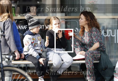 Amsterdam 30 maart 2019
Katja Schuurman eet ijsje met haar dochter Sammie en neefje Chico Toonen ( dochter Birgit Schuurman en ex man Arne Toonen)