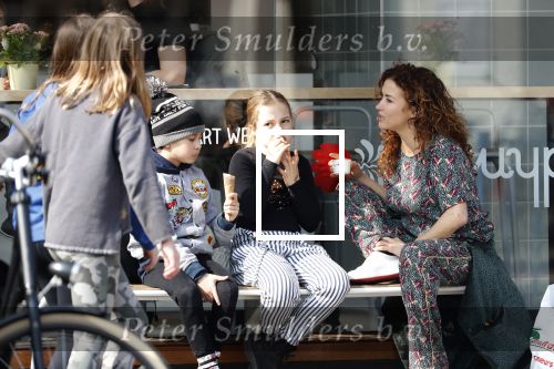Amsterdam 30 maart 2019
Katja Schuurman eet ijsje met haar dochter Sammie en neefje Chico Toonen ( dochter Birgit Schuurman en ex man Arne Toonen)