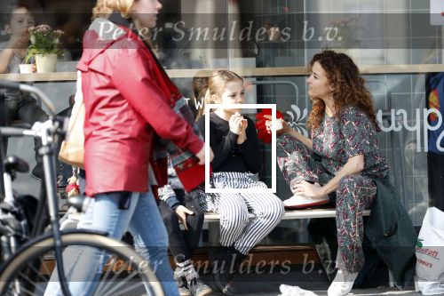 Amsterdam 30 maart 2019
Katja Schuurman eet ijsje met haar dochter Sammie en neefje Chico Toonen ( dochter Birgit Schuurman en ex man Arne Toonen)