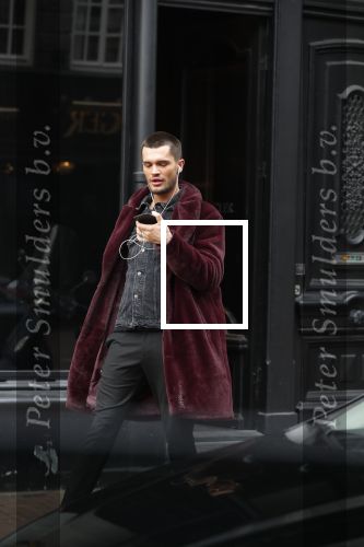 Amsterdam 26 maart 2019
Koen Kardashian bellend op de pc hooftstraat.