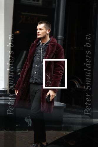 Amsterdam 26 maart 2019
Koen Kardashian bellend op de pc hooftstraat.