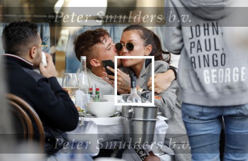 Amsterdam 24 maart 2019
Jorik Lil Kleine met zijn vriendin Jaimie Vaes op terras bij George.
