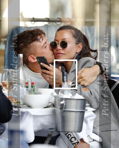Amsterdam 24 maart 2019
Jorik Lil Kleine met zijn vriendin Jaimie Vaes op terras bij George.