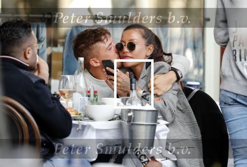Amsterdam 24 maart 2019
Jorik Lil Kleine met zijn vriendin Jaimie Vaes op terras bij George.