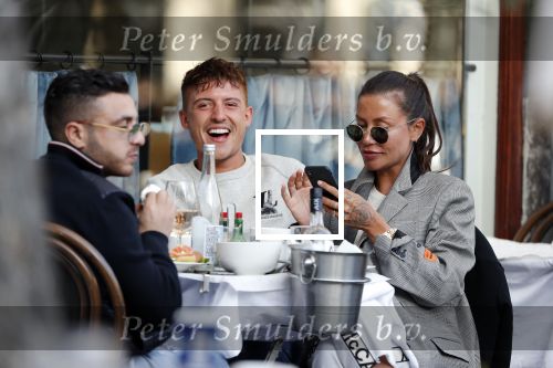 Amsterdam 24 maart 2019
Jorik Lil Kleine met zijn vriendin Jaimie Vaes op terras bij George.