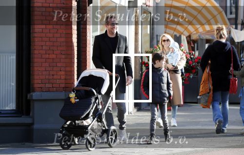 Amsterdam 24 maart 2019
Chantal Janzen en haar man Marco Geeratz en hun kinderen op terras en Amsterdam zuid.