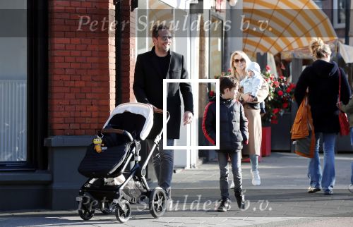 Amsterdam 24 maart 2019
Chantal Janzen en haar man Marco Geeratz en hun kinderen op terras en Amsterdam zuid.