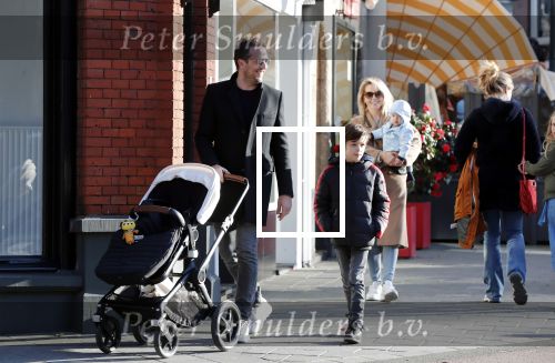 Amsterdam 24 maart 2019
Chantal Janzen en haar man Marco Geeratz en hun kinderen op terras en Amsterdam zuid.