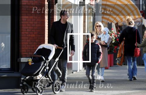 Amsterdam 24 maart 2019
Chantal Janzen en haar man Marco Geeratz en hun kinderen op terras en Amsterdam zuid.