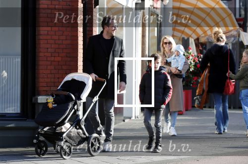 Amsterdam 24 maart 2019
Chantal Janzen en haar man Marco Geeratz en hun kinderen op terras en Amsterdam zuid.