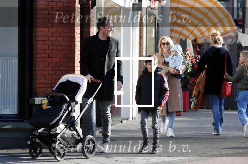 Amsterdam 24 maart 2019
Chantal Janzen en haar man Marco Geeratz en hun kinderen op terras en Amsterdam zuid.