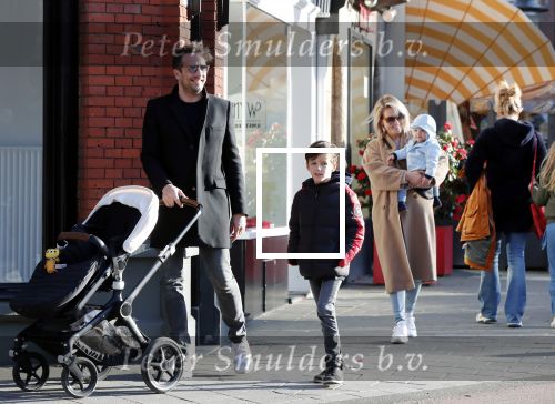 Amsterdam 24 maart 2019
Chantal Janzen en haar man Marco Geeratz en hun kinderen op terras en Amsterdam zuid.