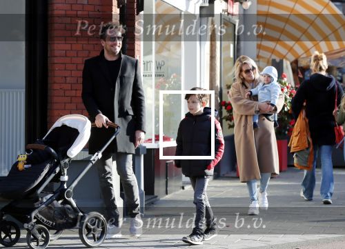 Amsterdam 24 maart 2019
Chantal Janzen en haar man Marco Geeratz en hun kinderen op terras en Amsterdam zuid.