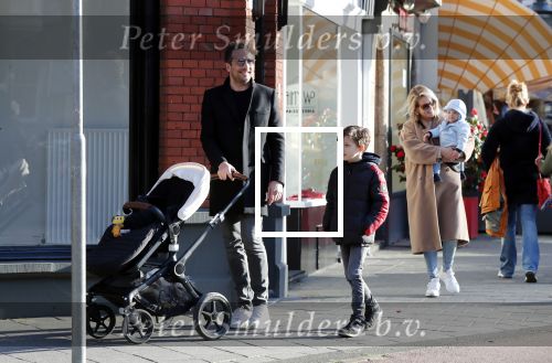 Amsterdam 24 maart 2019
Chantal Janzen en haar man Marco Geeratz en hun kinderen op terras en Amsterdam zuid.