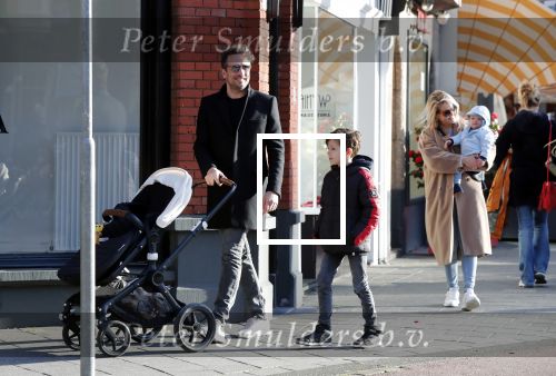 Amsterdam 24 maart 2019
Chantal Janzen en haar man Marco Geeratz en hun kinderen op terras en Amsterdam zuid.
