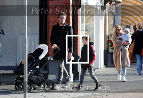 Amsterdam 24 maart 2019
Chantal Janzen en haar man Marco Geeratz en hun kinderen op terras en Amsterdam zuid.