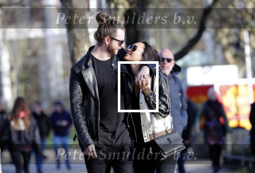 Amsterdam Vondelpark 24 maart 2019
Romy Monteiro met haar nieuwe vriend Jasper Suyk verliefd in het vondelpark.