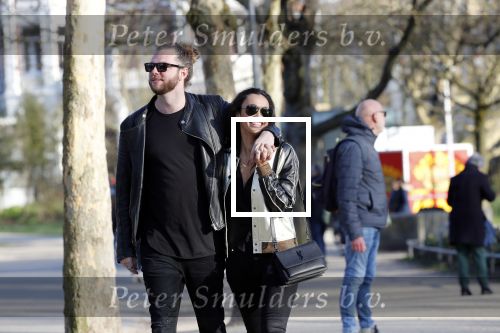 Amsterdam Vondelpark 24 maart 2019
Romy Monteiro met haar nieuwe vriend Jasper Suyk verliefd in het vondelpark.