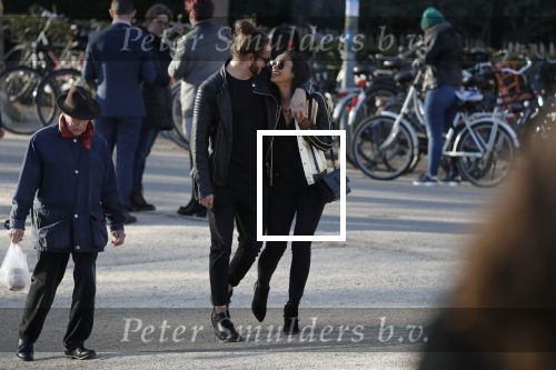 Amsterdam Vondelpark 24 maart 2019
Romy Monteiro met haar nieuwe vriend Jasper Suyk verliefd in het vondelpark.