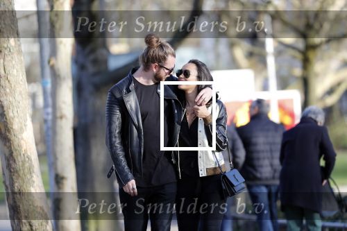 Amsterdam Vondelpark 24 maart 2019
Romy Monteiro met haar nieuwe vriend Jasper Suyk verliefd in het vondelpark.