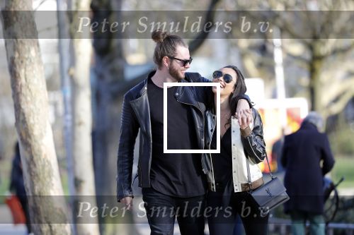 Amsterdam Vondelpark 24 maart 2019
Romy Monteiro met haar nieuwe vriend Jasper Suyk verliefd in het vondelpark.