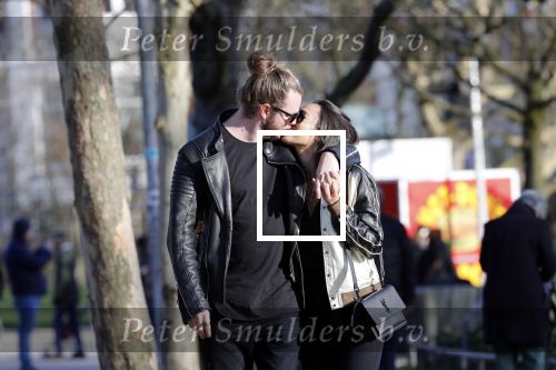 Amsterdam Vondelpark 24 maart 2019
Romy Monteiro met haar nieuwe vriend Jasper Suyk verliefd in het vondelpark.