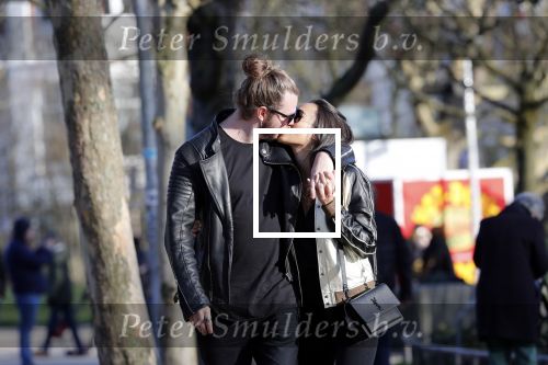 Amsterdam Vondelpark 24 maart 2019
Romy Monteiro met haar nieuwe vriend Jasper Suyk verliefd in het vondelpark.