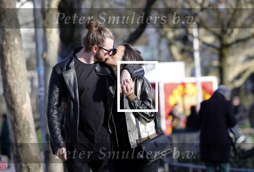 Amsterdam Vondelpark 24 maart 2019
Romy Monteiro met haar nieuwe vriend Jasper Suyk verliefd in het vondelpark.