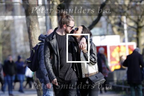 Amsterdam Vondelpark 24 maart 2019
Romy Monteiro met haar nieuwe vriend Jasper Suyk verliefd in het vondelpark.