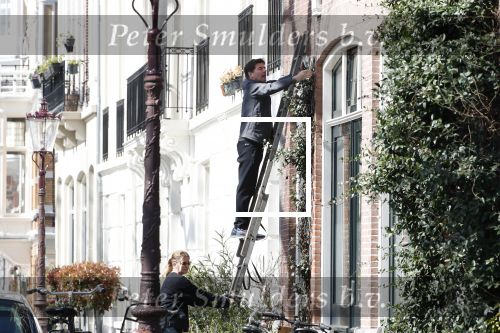 Amsterdam 30 maart 2019
Twan Huys en zijn vrouw zijn aan het klussen bij hun huis . Ze snoeien oa de struiken.