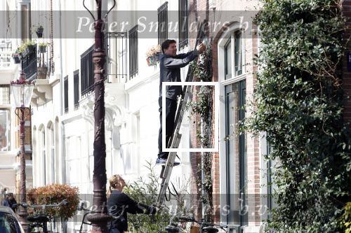 Amsterdam 30 maart 2019
Twan Huys en zijn vrouw zijn aan het klussen bij hun huis . Ze snoeien oa de struiken.