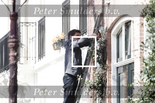 Amsterdam 30 maart 2019
Twan Huys en zijn vrouw zijn aan het klussen bij hun huis . Ze snoeien oa de struiken.