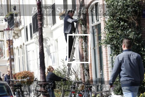 Amsterdam 30 maart 2019
Twan Huys en zijn vrouw zijn aan het klussen bij hun huis . Ze snoeien oa de struiken.