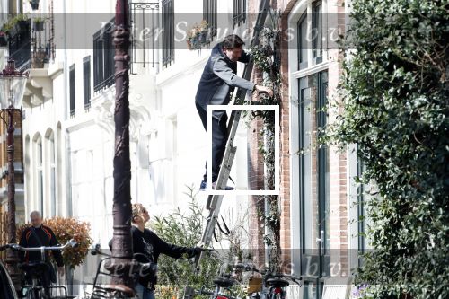 Amsterdam 30 maart 2019
Twan Huys en zijn vrouw zijn aan het klussen bij hun huis . Ze snoeien oa de struiken.