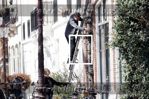 Amsterdam 30 maart 2019
Twan Huys en zijn vrouw zijn aan het klussen bij hun huis . Ze snoeien oa de struiken.