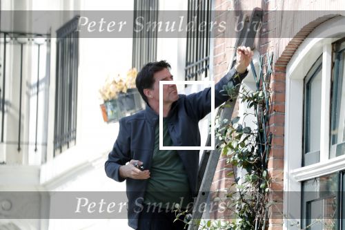 Amsterdam 30 maart 2019
Twan Huys en zijn vrouw zijn aan het klussen bij hun huis . Ze snoeien oa de struiken.