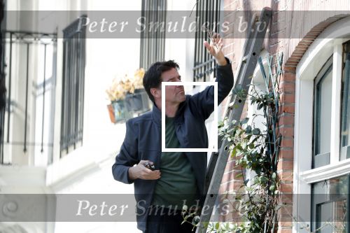 Amsterdam 30 maart 2019
Twan Huys en zijn vrouw zijn aan het klussen bij hun huis . Ze snoeien oa de struiken.