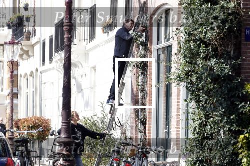 Amsterdam 30 maart 2019
Twan Huys en zijn vrouw zijn aan het klussen bij hun huis . Ze snoeien oa de struiken.