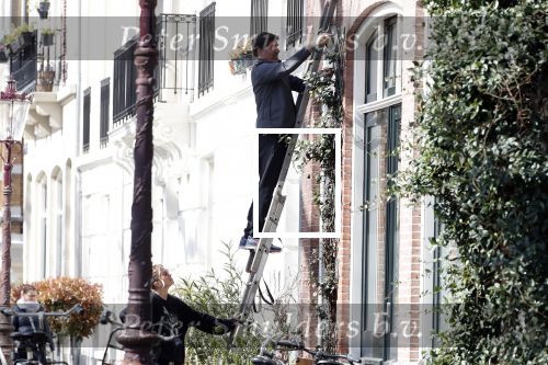 Amsterdam 30 maart 2019
Twan Huys en zijn vrouw zijn aan het klussen bij hun huis . Ze snoeien oa de struiken.
