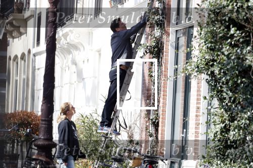 Amsterdam 30 maart 2019
Twan Huys en zijn vrouw zijn aan het klussen bij hun huis . Ze snoeien oa de struiken.