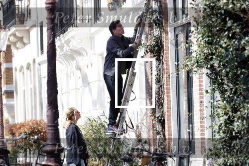 Amsterdam 30 maart 2019
Twan Huys en zijn vrouw zijn aan het klussen bij hun huis . Ze snoeien oa de struiken.