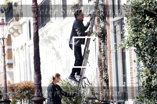 Amsterdam 30 maart 2019
Twan Huys en zijn vrouw zijn aan het klussen bij hun huis . Ze snoeien oa de struiken.