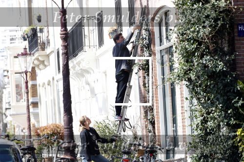 Amsterdam 30 maart 2019
Twan Huys en zijn vrouw zijn aan het klussen bij hun huis . Ze snoeien oa de struiken.