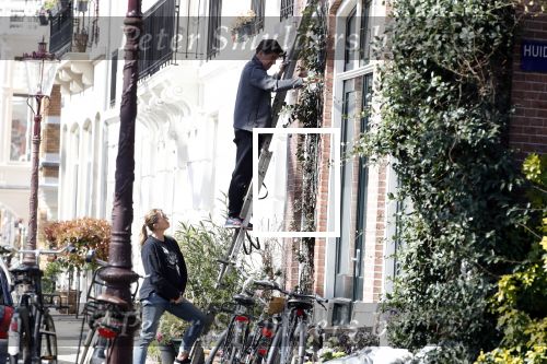 Amsterdam 30 maart 2019
Twan Huys en zijn vrouw zijn aan het klussen bij hun huis . Ze snoeien oa de struiken.